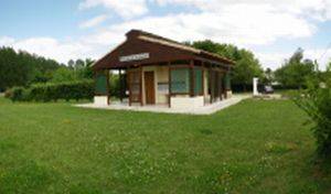 Faade Sud-Ouest de l'aire de service de camping car  La Mothe saint-Hray