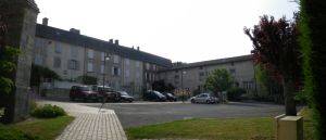 La place et faade de l'ancien couvent de La Mothe saint-hray