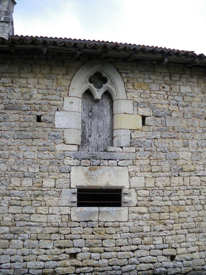 Fentre de droite de l'ancienne lproserie  La Mothe saint-Hray