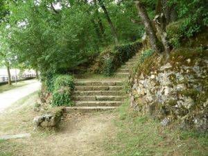 Marche  gauche de la scne de l'ancien thatre de pleine air  La Mothe saint-Hray