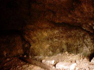 Intrieur de la grotte de l'ancien thatre de pleine air  La Mothe saint-Hray