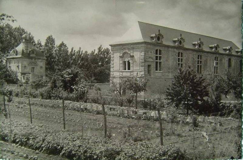 Le chteau et l'orangerie de La Mothe saint Hray